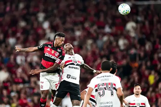 Flamengo goleia a Chapecoense e garante vice-liderança