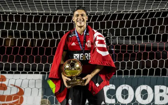 Atacante Pedro comemora gol em Curitiba